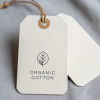Étiquette suspendue de luxe en papier kraft imperméable et écologique, gaufrée/découpée, avec logo personnalisé pour vêtements, chaussures et marques de boutiques