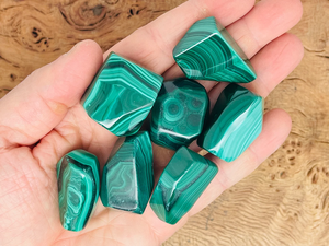 Pierre de Malachite Naturelle Originale de Qualité Supérieure, Sculptée Irrégulièrement, 20-30mm, pour Reiki, Feng Shui, Porte-Bonheur et Décoration Intérieure - Vente en Gros - Product Image 4