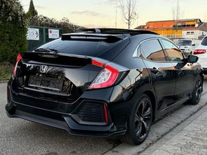 Honda Civic noire 2020 d'occasion, berline à hayon, turbo 1.5T, 2 roues motrices, CVT, essence, 5 places, véhicule urbain avec caméra arrière - Product Image 3