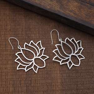 Boucles d'oreilles pendantes bohèmes tendance en laiton tribal pour femmes, plaquées argent, motif floral, pour la vente en gros OEM ODM - Product Image 2