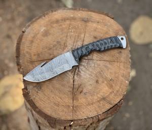 มีดดาบเหล็กดามัสกัส ใบมีดตายตัว แบบฟูลแทง สำหรับล่าสัตว์ ปอกหนัง งานอุตสาหกรรม ด้ามไม้ คุณภาพระดับ OEM สำหรับตั้งแคมป์ กิจกรรมกลางแจ้ง พร้อมปลอกแนวตั้ง - Product Image 5