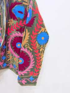 Veste Suzani faite à la main, veste en velours brodée, manteau d'hiver, veste florale pour femmes, veste courte hippie, veste chaude bohème - Product Image 2