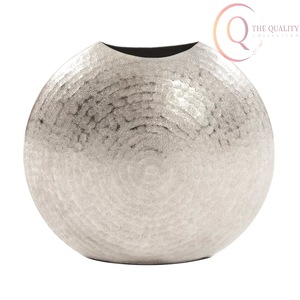 Jarrón Decorativo Moderno de Metal para Mesa, con Líneas Limpias y Acabado Elegante, Perfecto para Temas Interiores Contemporáneos - Product Image 2