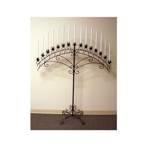 Candelabro de metal antiguo para grandes ocasiones con detalles elegantes y metal pulido para un aspecto lujoso - Product Image 3