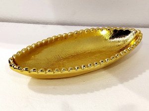 Plateau Art Déco en Aluminium Finition Or en Forme de Feuille Artisanat avec Motif de Plante pour une Utilisation Décorative sur la Table Centrale - Product Image 3