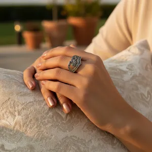 Anillo de Cóctel Vintage de Oro Sólido de 10K con Incrustaciones de Cristal Negro para Eventos y Fiestas Formales de Mujer - Product Image 3