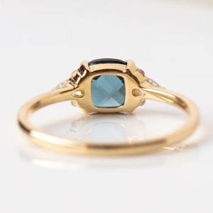 แหวนแต่งงานพลอยไพลินทรงคัชชั่นคัต แหวนหมั้นพลอยสีน้ำเงิน แหวนสัญญาแต่งงานแบบเรียบหรูสำหรับผู้หญิง - Product Image 2