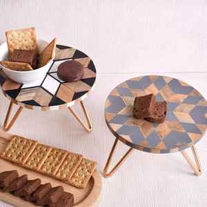 Majestic Blend Soporte para pastel de madera y resina hecho a mano Elegante soporte para postres de pierna de metal para bodas, celebraciones y hogar de lujo - Product Image 3