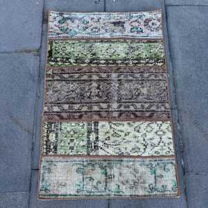 Alfombra Turca Vintage, Alfombra de 1.7x2.8 pies, Alfombra de Lana con Diseño de Parches en Verde y Marrón - Product Image 1