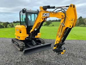 รถขุดขนาดเล็ก JCB 35Z-1 แบบ Zero Tail Swing พร้อมระบบไฮดรอลิกเสริม สำหรับงานก่อสร้างในฟาร์ม - Product Image 1