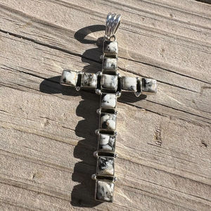 Pendentif croix de buffle blanc en argent sterling fait à la main Bijoux spirituels du sud-ouest - Product Image 1