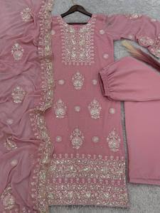 Femmes Designer Kurta Sharara Dupatta ensemble mode attrayante pour pakistanais tenue de fête de mariage robe en gros à Surat - Product Image 2