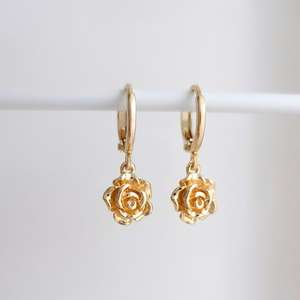 Pendientes de Aro con Dije de Rosa, Plata de Ley 925 Chapada en Oro, Estilo Vintage, Regalo para Ella, Diseño de Pendientes - Product Image 1