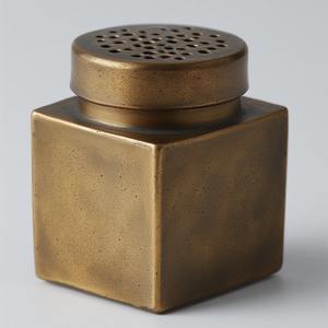 Moulin à sel et à poivre en bois élégant avec surface à patine rustique Artisn Craft offrant un accent décoratif pour manger et fonctionnel - Product Image 3