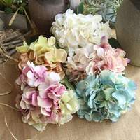 Arrangement de mariage personnalisé décoration de la maison européenne-américaine cérémonie de mariage hortensia tenant des fleurs