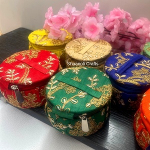 กล่องใส่กำไลข้อมืองานปักดิ้นทองทรงกลมทำมือสไตล์ชาติพันธุ์  กระเป๋าถือผู้หญิงสไตล์ชาติพันธุ์ สำหรับผู้หญิงและเด็กผู้หญิง - Product Image 5