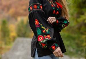 Robe de soirée élégante pour femmes ukrainiennes en coton brodé avec col haut et taille naturelle pour les fêtes - Product Image 3