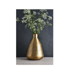 Gran florero de metal con atractivo vintage tradicional para centros de mesa de salón y elegantes arreglos de decoración floral - Product Image 3