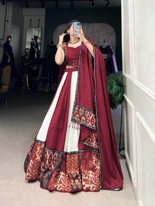 Nouvelle rayonne pure de vente chaude de couleur étonnante avec l'impression et le travail de miroir Lehenga Choli fabricant de l'Inde au taux le plus bas - Product Image 4