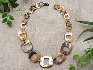 Collar de Lujo Hecho a Mano con Cuerno de Búfalo, Joyería Natural y Sostenible para Mujer, Alta Calidad - Product Image 2