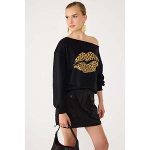 Sweat-shirt à imprimé léopard et imprimé lèvres - Product Image 3