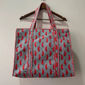 Bolsa de Mano Grande Acolchada Gris para Viaje o Uso Diario, Bordada con Hojas Rojas, de Algodón, con Cierre de Cremallera, Abierta, con Cadenas Modernas - Product Image 1