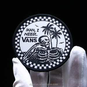 ป้ายทอแบบกำหนดเองจำนวนมากสำหรับเสื้อผ้า แจ็คเก็ต และเครื่องแต่งกาย - รูปทรงดอกไม้/ตัวอักษรแบบเย็บติด เป็นมิตรกับสิ่งแวดล้อม บริการ OEM - Product Image 1