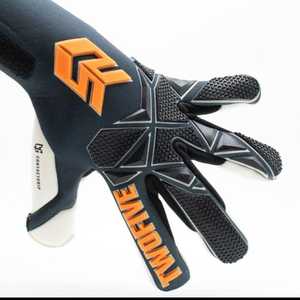 ถุงมือโกลฟุตบอลยางระดับมืออาชีพจัดการลูกบอลระดับสูงปรับแต่งสีได้ปรับขนาดได้ทำจากยางทนทานฉีด - Product Image 1