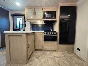 Autocaravana de Lujo Usada 4X4 25VRML Todoterreno, Casa Rodante, Caravana, Autocaravana Móvil / Autocaravana Clase C MBB Sprinter 3500XD 2023 - Product Image 4