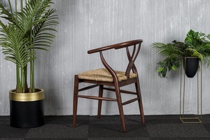 Chaise en bois de style européen de luxe Design du milieu du siècle Siège en rotin durable confortable et élégant pour la maison, la salle à manger - Product Image 3