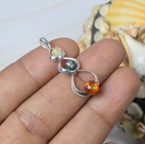 Pendentif en argent sterling massif 925 en ambre baltique naturel de forme ronde avec plusieurs pierres précieuses - Product Image 3