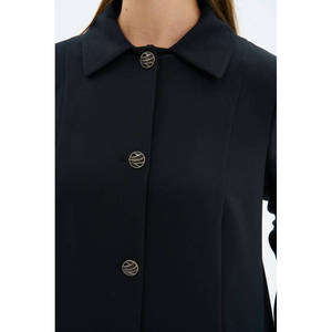 Gabardina Clásica Negra con Capucha, Cinturón Desmontable y Estampado - Product Image 5
