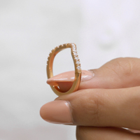Cincin hadiah ulang tahun dapat ditumpuk pita pernikahan melengkung berlian Moissanite bulat brilian untuk wanita dalam emas padat