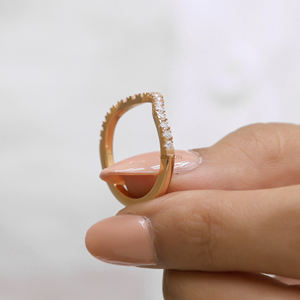 Bague de mariage ronde en diamant Moissanite taillé en brillant et incurvé, bague cadeau d'anniversaire empilable pour femme en or massif - Product Image 5