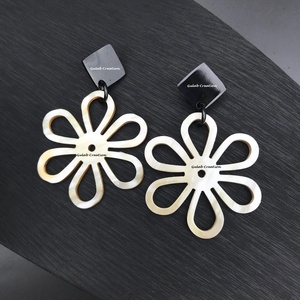 Pendientes de gota bohemios hechos a mano para mujer, diseño clásico de marfil negro, joyería ligera, estilo recortado de flores - Product Image 1