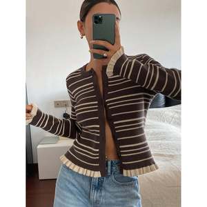 Cárdigan Casual de Mujer con Rayas Tejidas a Crochet, Botones y Volantes, Tallas S-XL, Personalizable OEM/ODM - Product Image 1