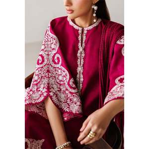 Haut en satin jacquard brodé à manches trois-quarts PR-1253 - Product Image 3