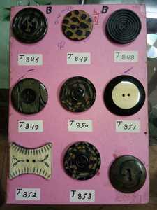 Botones de madera tallados a mano de aspecto antiguo de 4 agujeros para diseñadores y tiendas - Product Image 5