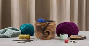 Cuenco de madera liso, ecológico y hecho a mano para tejer y ganchillo, estilo sencillo con ranuras curvadas para evitar nudos y enredos. - Product Image 5