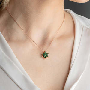 Collar Hallmark de Oro Blanco con Diamante y Perla, Chapado en Rodio, Cadena con Flor de Loto Verde de Moda para Compromiso - Product Image 3