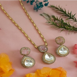 Ensemble de collier et de boucles d'oreilles en chaîne plaquée or de qualité supérieure avec pierres de designer, collection de vêtements de mariage pour femmes - Product Image 4