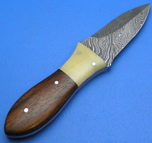 Cuchillo para abridor de mariscos de acero de Damasco con mango de nuez y Funda de cuero para el hogar y el restaurante - Product Image 5