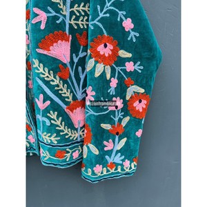 Venta al por mayor de punto de algodón flores bordado acolchado Chaqueta corta hecha a mano de terciopelo verde Suzani Unisex Party Wear abrigo - Product Image 3