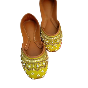 Nouveau design de chaussures Khussa pour femmes, plates pour l'intérieur et l'extérieur, chaussures Khussa pakistanaises légères, couleurs mélangées, au prix de gros - Product Image 1