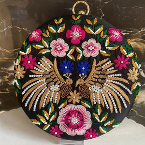 Pochette élégante de forme ronde faite à la main avec décoration de gland de perles de broderie de luxe pour les fêtes de mariage Grandes célébrations - Product Image 1