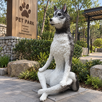 Sculpture d'animal Husky pour la décoration d'entrée, en position debout, avec un corps texturé gris et blanc, idéale pour les expositions thématiques