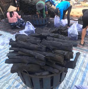 Charbon de bois pour barbecue à prix avantageux - Charbon de bois naturel en bois dur solide en forme de morceaux, noir, sans fumée, faible teneur en cendres, en provenance du Vietnam - Product Image 3