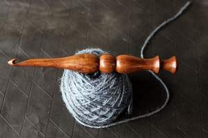 Crochet ergonomique en bois de 7 pouces avec aiguille à tricoter à poignée souple pour fil artisanal Aiguille à crochet de 5mm - Product Image 3