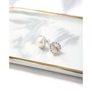 Boucles d'oreilles clous en perles blanches nacrées - Product Image 3