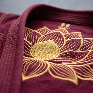 ชุดยิวยิตสู Burgundy Lotus BJJ Gi และ No Gi แบบสั่งทำพิเศษ พร้อมเสื้อรัดกล้ามเนื้อและกางเกงป้องกันการเสียดสีแบบ Sublimated ขายส่ง - Product Image 5